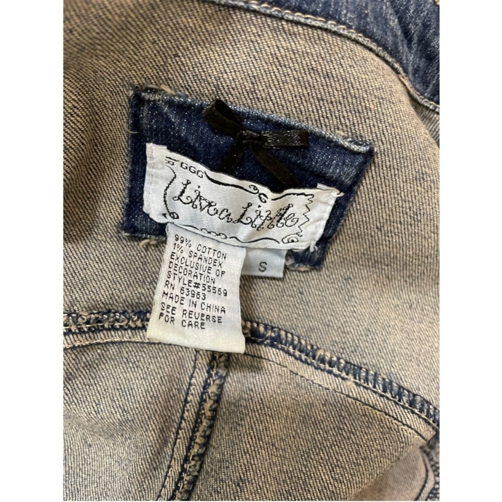 🌺 Super cute denim jacket with rhinestone flower detail on snaps. - Picture 8 of 10